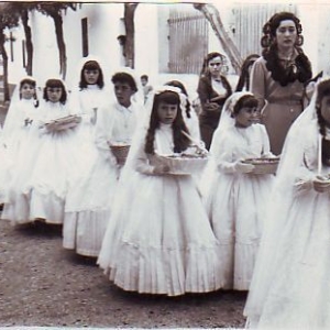 Niñas vestidas de comunión