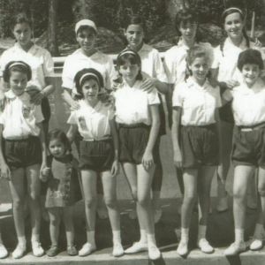Emilia Guijarro (primera por la derecha, segunda fila), dedicada desde hace muchos años a la política, en clase de Gimnasia fotografiada con su grupo en el borde de la piscina.
