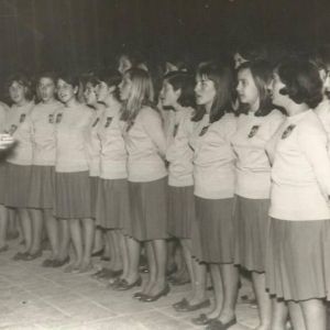 Actuación del coro de alumnas en el salón de actos