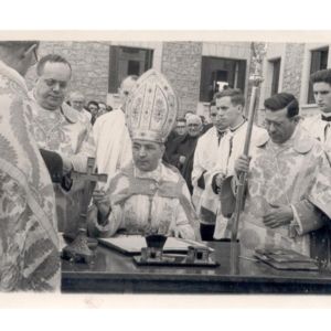 Acto de la firma por el Nuncio del Papa del acta de inauguración del Seminario Diocesano de Cáceres.