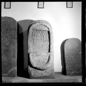 Lápida Q. MANTUS. Museo Arqueológico (Cáceres)