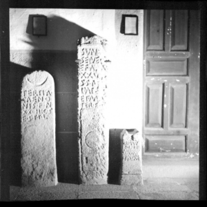 Lápida SUNUS SENECA y lápida TERTIA CAENONIS. Museo Arqueológico (Cáceres)