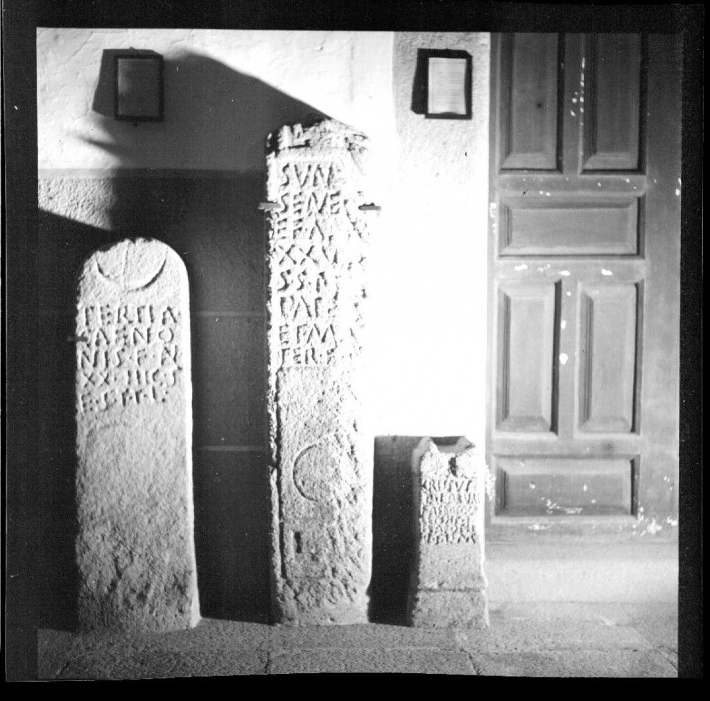 Lápida SUNUS SENECA y lápida TERTIA CAENONIS