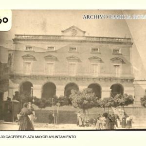 Plaza mayor con la fachada del Ayuntamiento
