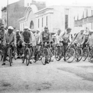 Salida de una carrera ciclista junto al cine norba.