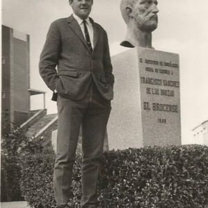 Jesús Luis Blanco ante el busto de El Brocense. Octubre de 1967, pocos meses después de su inauguración