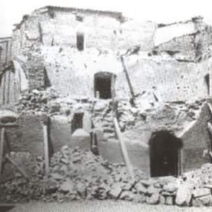 Plaza de Santa María, cuando cayó una bomba en la guerra civil.