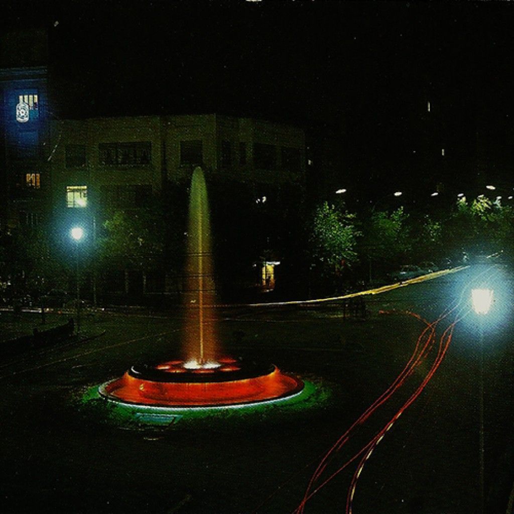 Fuente luminosa por la noche