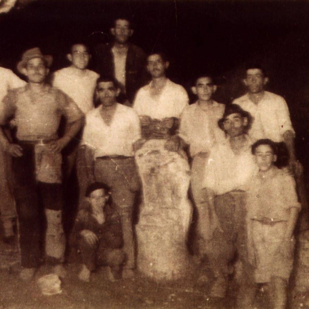 Foto tras descubrirse la Cueva de Maltravieso