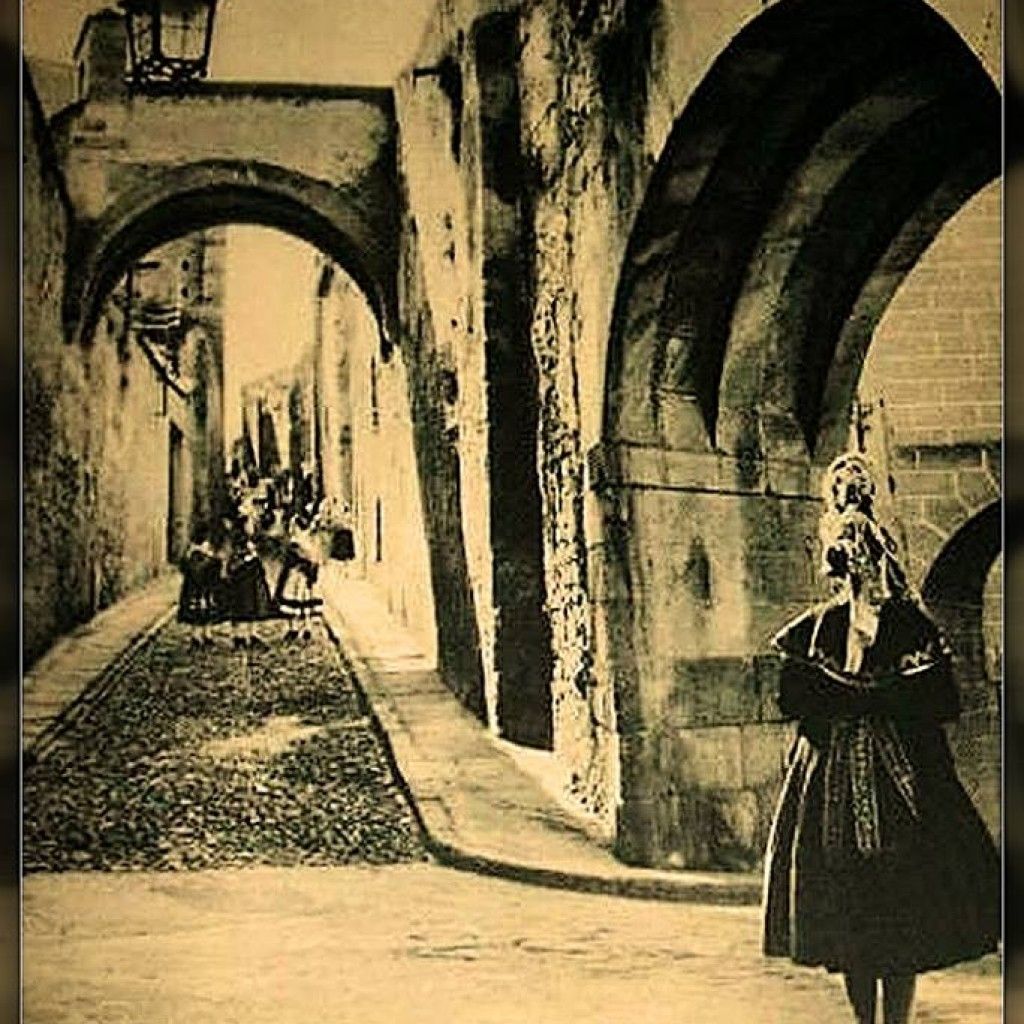 Mozas Cacereñas por el Adarve y Arco de la Estrella