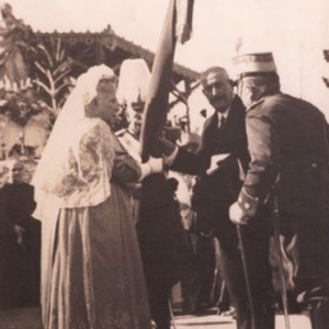 La Infanta Isabel de Borbón hace entrega de la bandera
