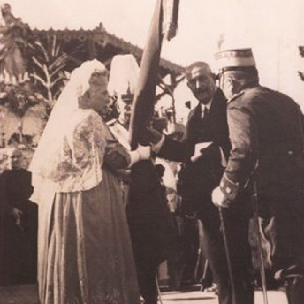 La Infanta Isabel de Borbón hace entrega de la bandera al coronel del Regimiento Segovia nº15