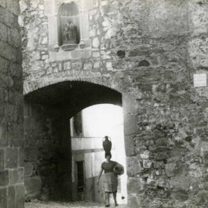 Aguadora por la puerta y Arco de Santa Ana