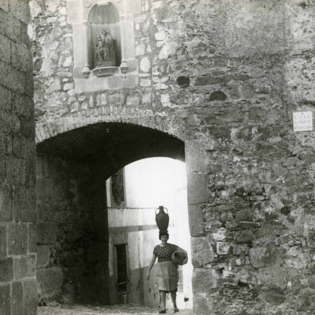 Aguadora por la puerta y Arco de Santa Ana