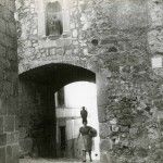 Aguadora por la puerta y Arco de Santa Ana