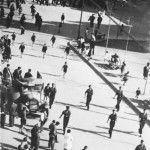 Falangistas desfilando por la Plaza Mayor