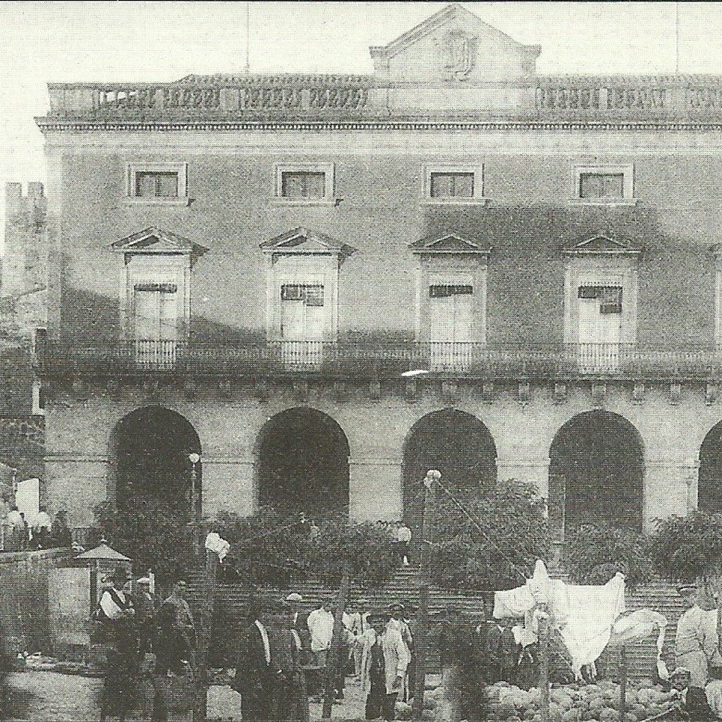 Mercado a las puertas del Ayuntamiento