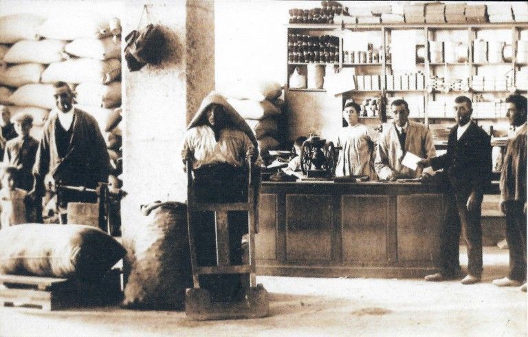Interior de un comercio de ultramarinos