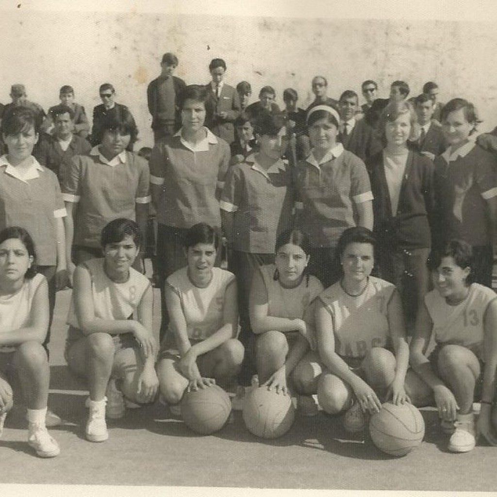 Partido de baloncesto entre los equipos femeninos «Las Trinitarias» y «Cacereño Atlético»