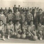 Partido de baloncesto en la cancha de Talleres Municipales