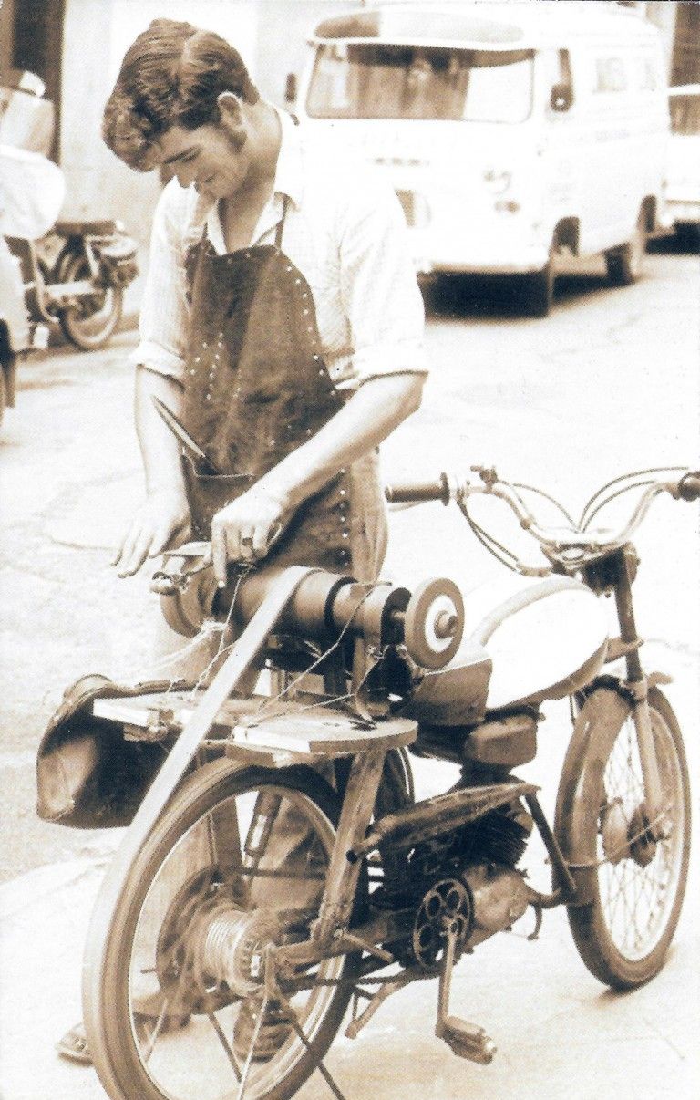 Afilador con su moto