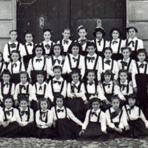 Foto oficial de las alumnas del Sagrado Corazón de Jesús curso 1947