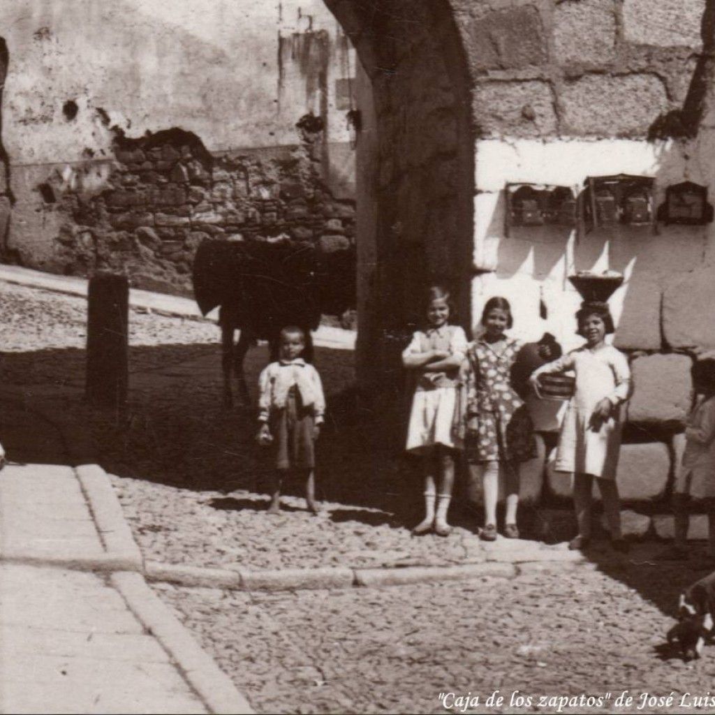 Niños en el Arco del Cristo