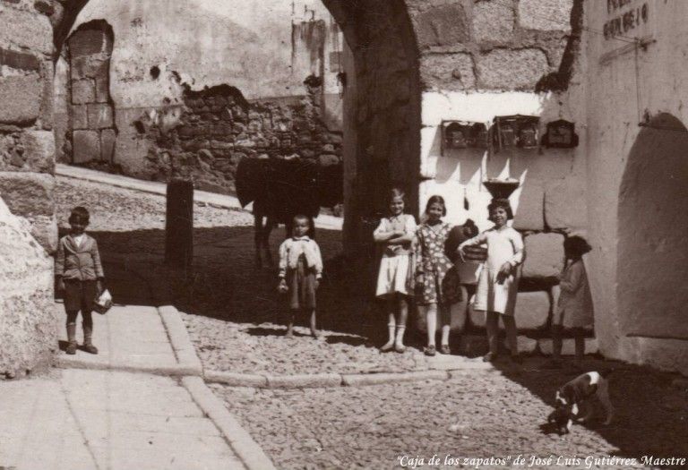 Niños en el Arco del Cristo