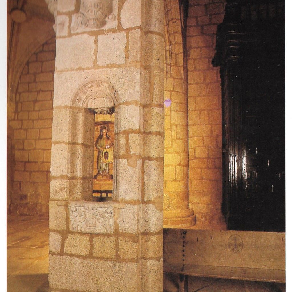 Detalle del interior de la iglesia de Santiago