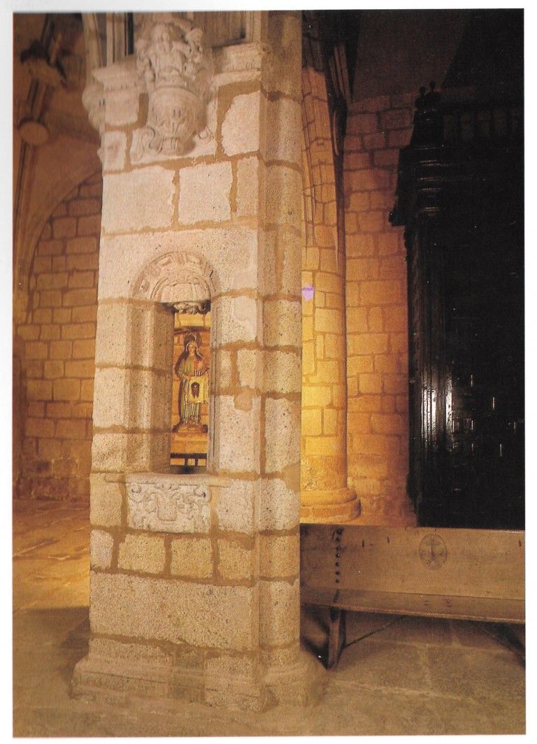 Detalle del interior de la iglesia de Santiago