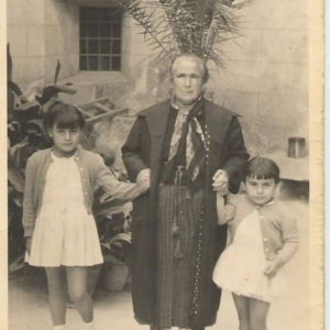 Abuela y nietas en el Patio del Colegio de Cristo Rey de Cáceres