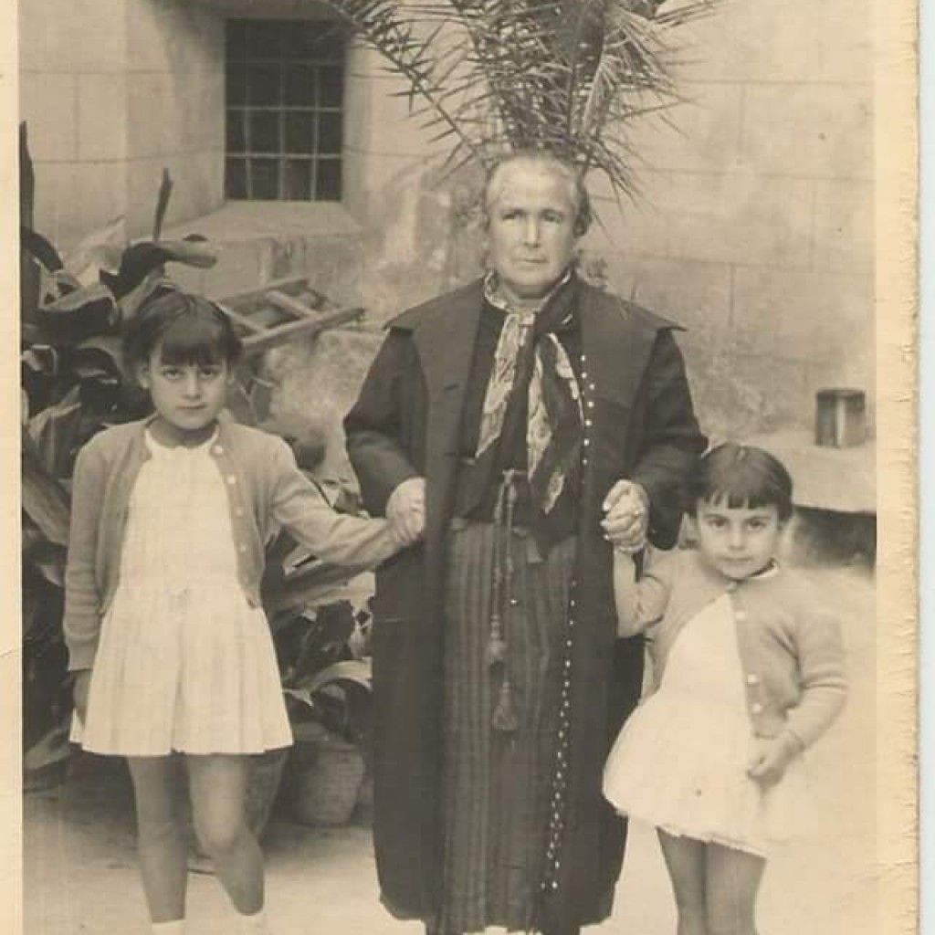 Abuela con nietas en el Patio del Colegio de Cristo Rey