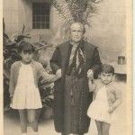 Abuela y nietas en el Patio del Colegio de Cristo Rey de Cáceres