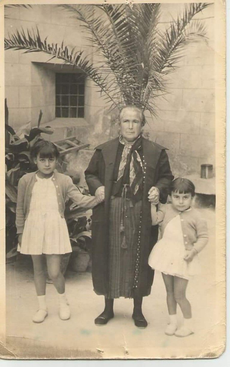 Abuela con nietas en el Patio del Colegio de Cristo Rey