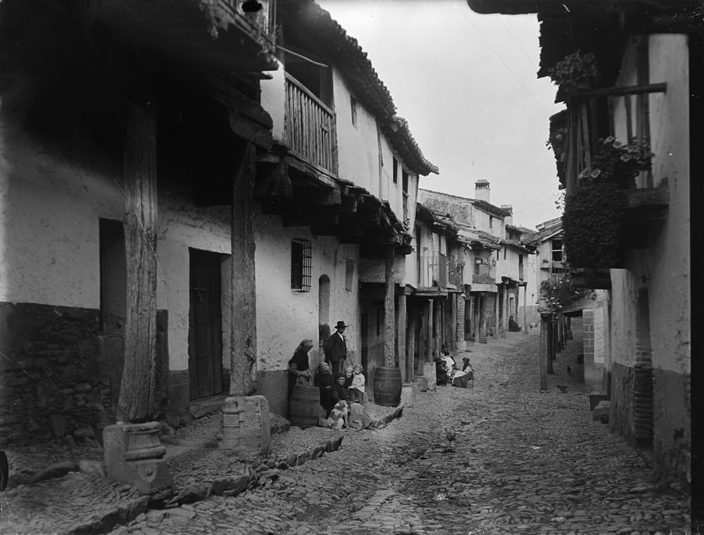 Calle empedrada con casas típicas