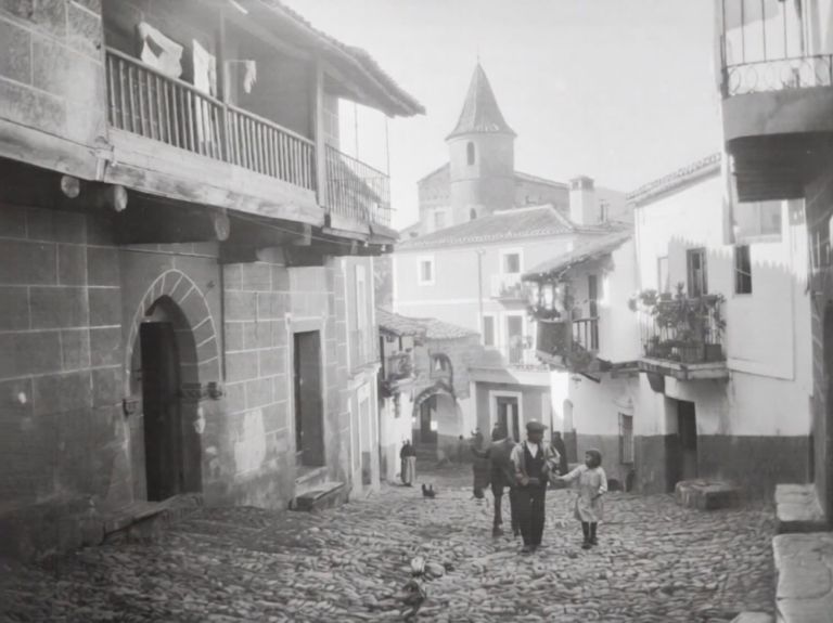 Escena cotidiana en la calle Real