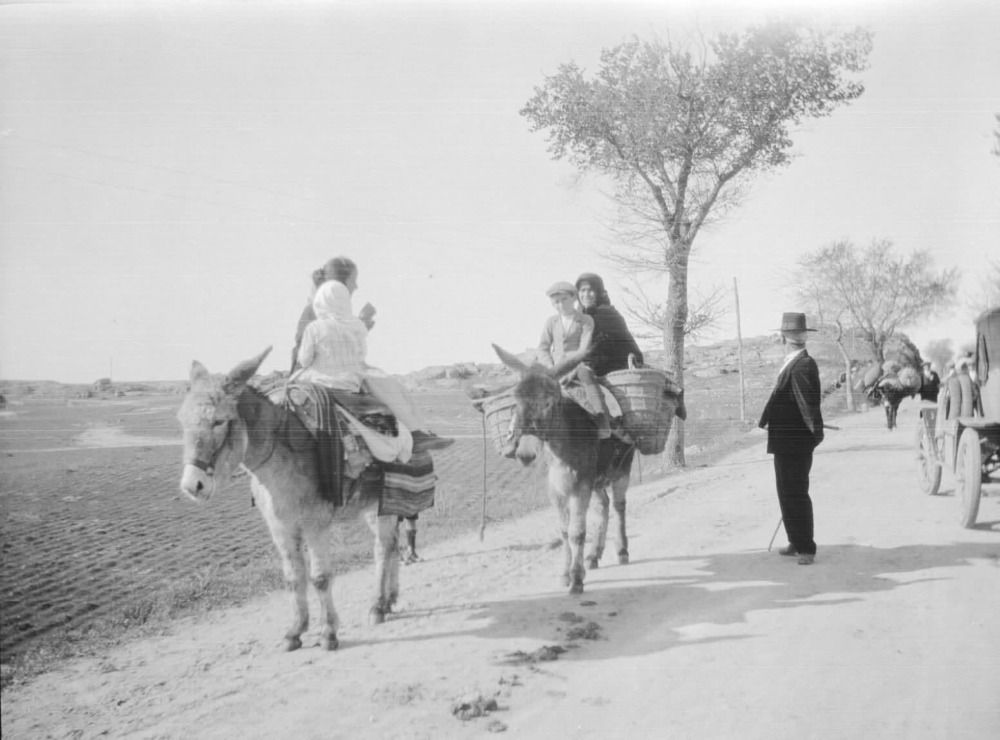 Mujeres y niños montados en burro