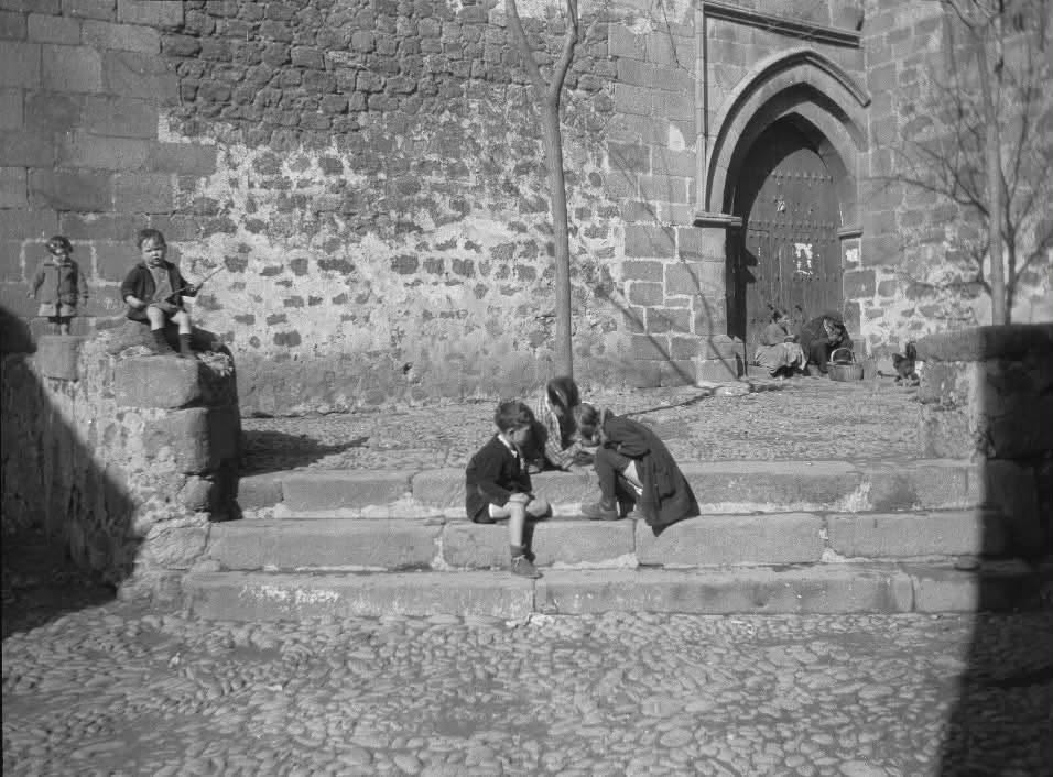 Niños jugando en las escaleras de la Iglesia
