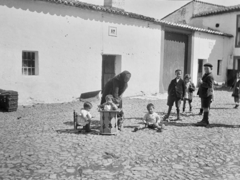 Una mujer cuidando a tres niños pequeños