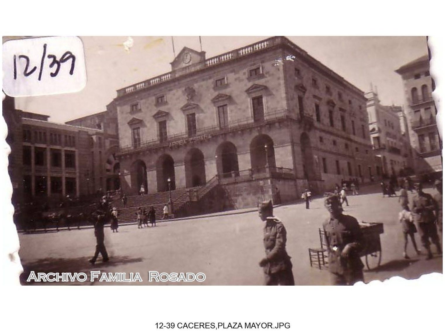Plaza Mayor con Ayuntamiento y mercado