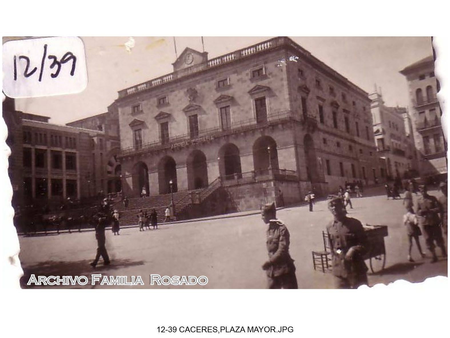 Plaza Mayor con Ayuntamiento y mercado