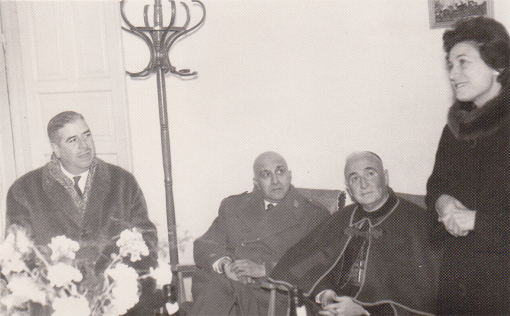 El alcalde Bustamante y el obispo Llopis Ivorra