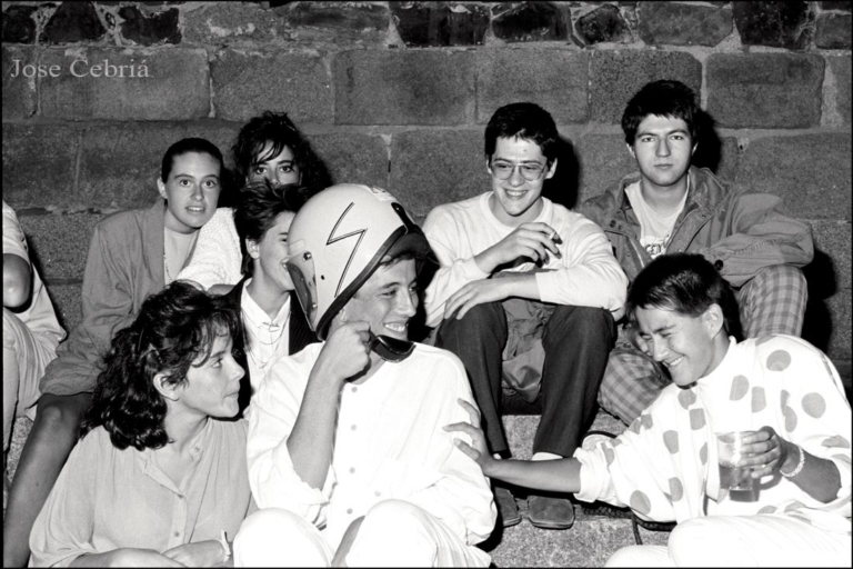 Sentados en la plaza