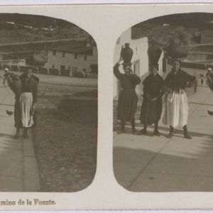 Vista estereoscópica de mujeres camino de la Fuente Concejo