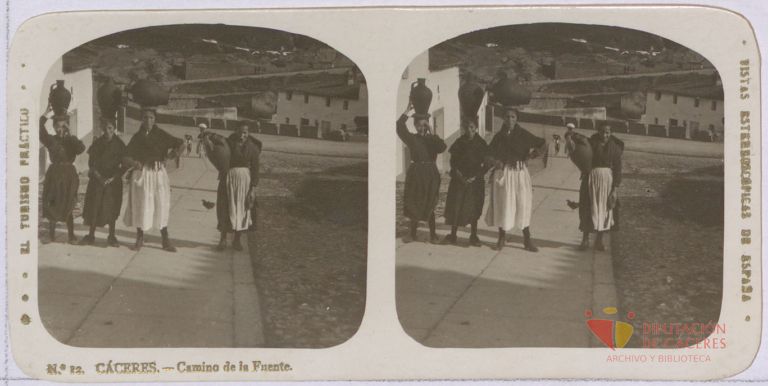 Vista estereoscópica de mujeres camino de la Fuente Concejo