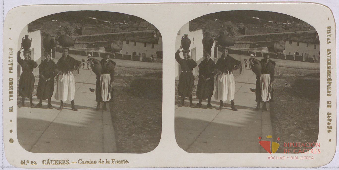 Vista estereoscópica de mujeres camino de la Fuente Concejo