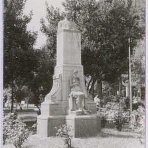 Estatua de Muñoz Chaves en el Paseo de Cánovas de Cáceres