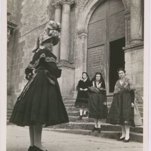 Retrato de cuatro jóvenes vestidas con trajes típicos regionales de la provincia de Cáceres