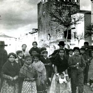 Adultos y niños en la Plaza Mayor