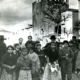 Adultos y niños en la Plaza Mayor